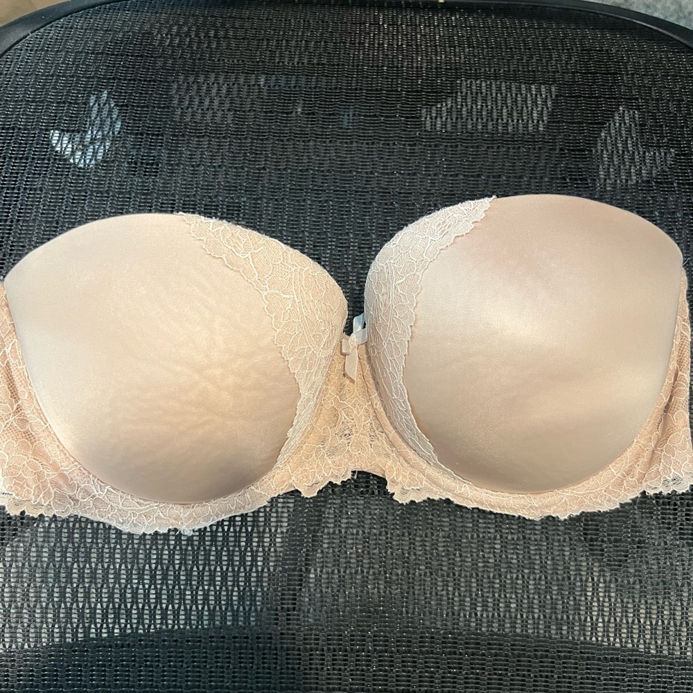 Victoria Secret Lace Strapless Bra in nude